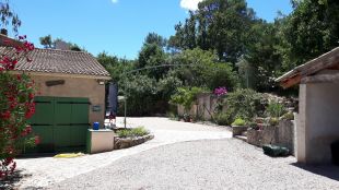 bovenwoning met parking en bijkeuken <br>naar links is de bijkeuken en de trap naar de benedenwoning.