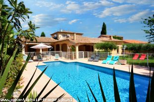 Maison d’Oliveira is een ruim opgezette villa voor maximaal 8 personen met een groot omheind privé zwembad van 10*5m