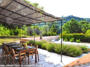 Charmante Villa Les Mouillères in Allemagne en Provence om een onvergetelijke vakantie door te brengen in een van de mooiste streken van de Provence