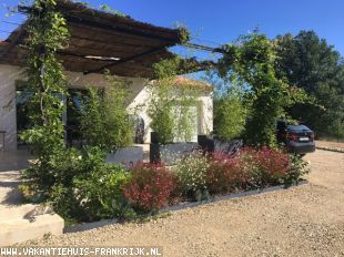 Fijn vakantiehuis met groot privé zwembad in hartje Provence dichtbij dorpje