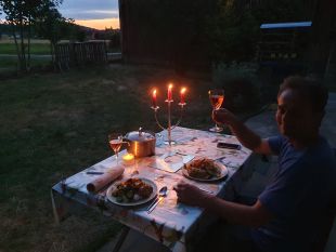 Romantisch dineren met de kleuren van de ondergaande zon