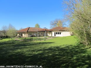 Vakantiehuis: Biollet – Woonhuis van 225 m2  op 2952 m2 grond met garage. ** in prijs verlaagd ** te huur in Puy de Dome (Frankrijk)