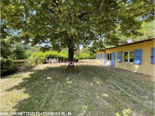 Huis in Frankrijk te koop: Te koop in midden Ardèche; 1 huis en 3  houten gites op terrein van ongeveer 8000m2 met een groot zwembad .Voor eigen gebruik of verhuur. 