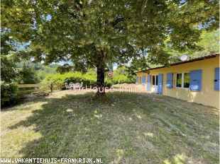 In midden Ardèche; 1 huis en 3 vrijstaande gites, - gelijkvloers - , op  terrein van  8000m2 met een groot zwembad .Voor eigen gebruik of verhuur.