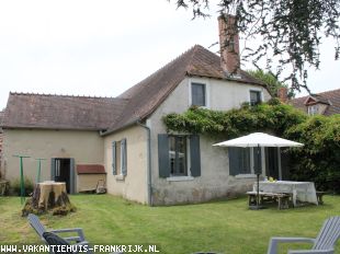 Vakantiehuis: Le Brethon – Verbouwde dorpswoning op 628 m2 grond. ** NIEUW ** te huur in Allier (Frankrijk)