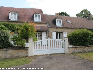 Huis in Frankrijk te koop: Een ruim woonhuis op 1570 m² grond met een vrije ligging.  ** NIEUW ** 