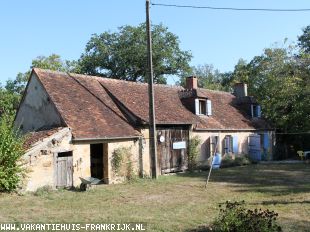 Huis in Frankrijk te koop: Louroux Bourbonnais - Rustig gelegen woonboerderij met schuur op +/- 2.2 Hectare. ** NIEUW ** 