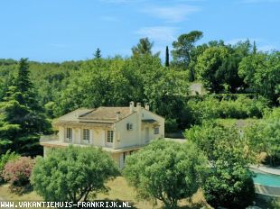 Vakantiehuis bij de golf: Ruime en comfortabele provençaalse Villa met overloop zwembad, groot terras en tuin, op de berg gelegen met uitzicht over Draguignan en omgeving.