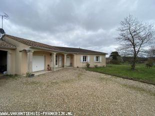 Vakantiehuis: Saint Laurent de Cèris ( 16 )  Woonhuis , alles gelijkvloers  op 1.8ha terrein met zwembad. te huur in Charente (Frankrijk)