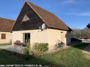 Mooie bungalow voor max 9 personen op klein vakantiepark.4slpkmrs, 3 badkamers, WIFI, TV, Airco...