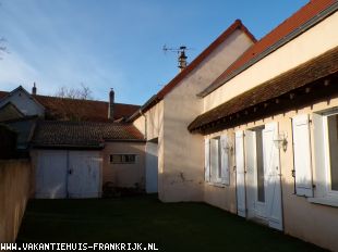 Vakantiehuis: Saint-Bonnet-Tronçais – Gelijkvloerse woning in het centrum van het dorp met eigen binnenplaats   ** NIEUW ** te huur in Allier (Frankrijk)