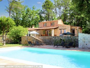 Vakantiehuis bij de golf: Welkom bij Bastide de Nine, een prachtige natuurstenen villa gelegen in het hart van de betoverende Provence