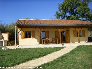 Vakantiehuis: mooi vakantiehuis, nieuw gebouwd in 2005, groot eigen terrein, prima verhuur in de zomermaanden, combinatie van belegging en eigen gebruik te huur in Dordogne (Frankrijk)