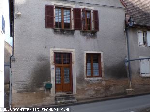 Huis in Frankrijk te koop: Ainay-le-Château – Dorpswoning met twee zelfstandige appartementen  ** NIEUW ** 