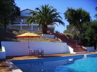 Ruime villa met verwarmd privé zwembad en panoramisch uitzicht over de baai van St. Tropez.