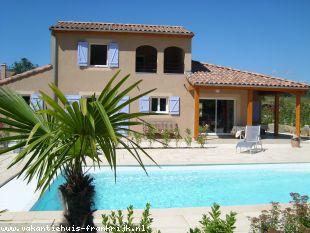 Vrijstaande villa Le Mouton, (2-5 pers.) met verwarmd privé zwembad, 5x Airco, laadpaal, op luxe villapark aan de rivier de Ardèche