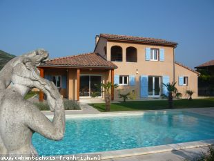 Villa in Frankrijk te huur: Villa voor 8 personen in de Ardèche, groot privé-zwembad met zout-electrolyse, wifi en airco in alle slaapkamers. 