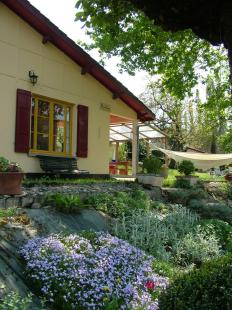 'HUISJE RIVERDANCE' Het pittoreske huisje is geriefelijk en gezellig ingericht met grote tuin.