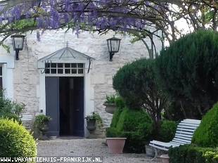 Villa met zwembad in de regio Charente van Frankrijk voor vakantieverhuur. Mooie grote tuin, terras en uitzicht op de boomgaard en weilanden.