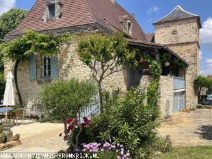 Vakantiehuis: Vakantiehuis / villa met privé zwembad, boomgaard en apart gastenverblijf. Rustig gelegen op een heuvel met wijds uitzicht over het Dordogne gebied te huur in Dordogne (Frankrijk)