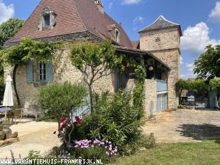 Vakantiehuis / villa met privé zwembad, boomgaard en apart gastenverblijf. Rustig gelegen op een heuvel met wijds uitzicht over het Dordogne gebied