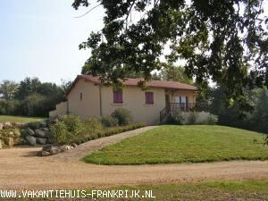 Zeer landelijk vrij gelegen vakantiehuis,voorzien van alle gemakken en comfort,centraal gelegen in de Dordogne.