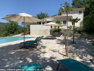 vakantieverblijf in Frankrijk te huur: Luxe moderne villa voorzien van Airco en met verwarmd privé zwembad in een rustige omgeving en schitterend uitzicht in de Lanquedoc/ Gard/ Cevennen 