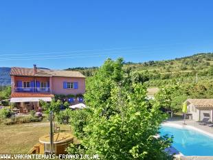 Sfeervolle ruime Provençaalse villa met privezwembad, hottub, BBQ, grote omheinde tuin. Dé ideale vakantie met familie of vrienden tot 17 personen.