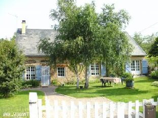 Romantische, authentieke en heel gezellige cottage voor vakantie te huur per week.Vakantiehuis alleen gelegen midden Frankrijk.Grote omheinde tuin.
