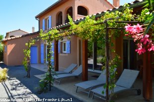 Luxe 6-persoons villa met Airco + gebruik Park ZWEMBAD+tennisbaan; a/d rivier de Ardeche op villapark Les Rives de l'Ardèche, Vallon Pont d'Arc