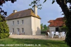 Ruim vakantiehuis in Normandië; bezoek de invasiestranden en kom daarna tot rust in La Baronnie met een wijntje, een frans kaasje en de open haard