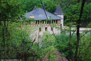 Huis voor grote groepen in Limousin Frankrijk te huur: Luxe vakantiewoning aan rivier met waterval (WWW.lesbrocs.com) 