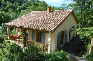 vakantieverblijf in Frankrijk te huur: Vrijstaande villa op landgoed van 3 ha met weiland en bos aan rivier in Ardèche 