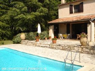 Vakantiehuis bij de golf: Prachtig familiehuis in de Provence voor 8 personen met eigen zwembad en grote tuin