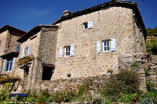 Een eeuwenoud huis in een slaperig gehucht, met alleen maar de prachtige natuur van de midden Ardèche.