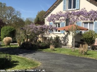 - vakantiehuis met zwembad in Frankrijk te huur: Le Pre de la Dame vrijstaand vakantiehuis midden Frankrijk, parkachtige tuin, Laadpaal elektrische auto op 500 meter 
