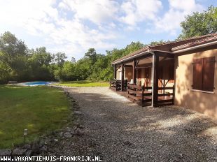 Een ruime 6 persoonsbungalow met zwembad in de Dordogne. Het huis heeft een overdekt terras van 2,5 x8 meter met uitzicht op het zwembad.