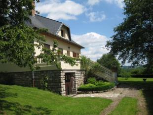 'Chateautheo', gelegen in midden Frankrijk, is een fantastisch vrijstaand huis, met veel comfort en privacy, voorzien van centrale verwarming.