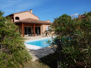 Royale luxe vrijst, 2-6 p.villa met verwarmd privé zwembad, 6x airco, grote tuin + div. terrassen, op Villapark in Vallon Pont d'Arc