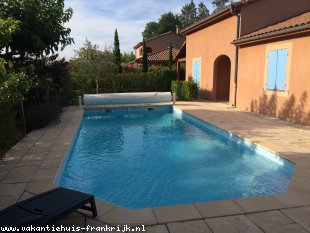 Vrijst. Villa (2-8 pers.)+ verwarmd privé zwembad, airco + 2 tennisbanen op Villapark Les Rives de l'Ardèche in Vallon Pont d'Arc; a.d. rivier gelegen