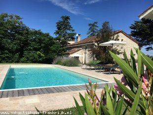 vakantiehuis in Frankrijk te huur: Rustig en landelijk gelegen,gerenoveerde vakantiewoning met groot verwarmd zwembad 