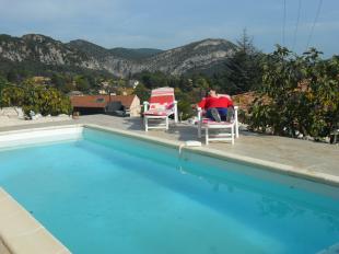 vakantieverblijf in Frankrijk te huur: Charmante vakantiewoning met zwembad en zicht op Anduze. Goede uitvalsbasis om te wandelen, fietsen maar vooral; relaxen! Voor levensgenieters 