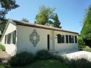 Village le Chat 208 Le Beau Coeur. Moderne 6 persoons bungalow met WIFI en tuin met veel privacy. Tegenover 18 holes golfbaan in Charente Dordogne