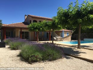 vakantiehuis in Frankrijk te huur: Villa Marron 47, op Domaine les Rives de l'Ardeche  zoutwater privé zwembad en parkzwembad, airco in alle kamers, direct aan de rivier de Ardeche 