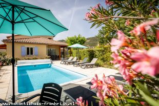 Vrijst. villa (2 - 6 pers.) met verwarmd privé zwembad +airco op 4 slaapkamers, gelegen op luxe Villapark in Vallon Pont d'Arc (+ tennisbaan+Receptie)
