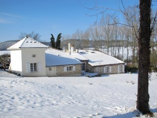 De achterkant van Petit Tautery. <br>Sneeuw is zeldzaam in de Lot et Garonne. Maar oh, zo mooi!