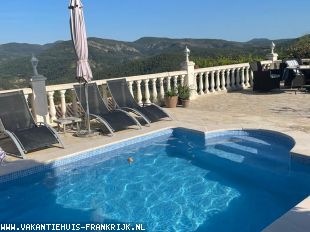 Petite Maison “Le Paradis”. Vrijstaande woning met afgesloten tuin en privé zwembad met prachtig uitzicht op 15 km van zee.