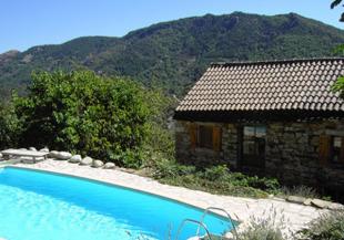 Geniet van de stilte, de natuur en het uitzicht in ons romantische huisje met alle comfort en zwembad