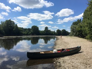 Even pauze bij een tocht op de Dordogne