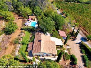 Villa Les Sarrins heeft een verwarmd privézwembad, een fraai aangelegde tuin van 7000m² en een prachtig uitzicht over de wijngaarden